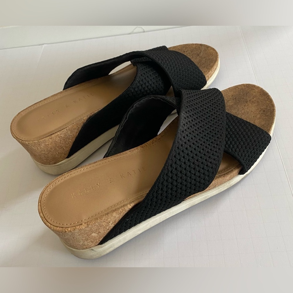 NWOT - Kelly & Katie Black Platform Sandals - Size 8